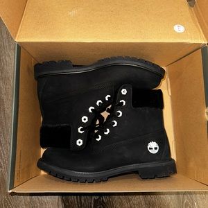 Timberland Nubuck velvet accent black boots size 9